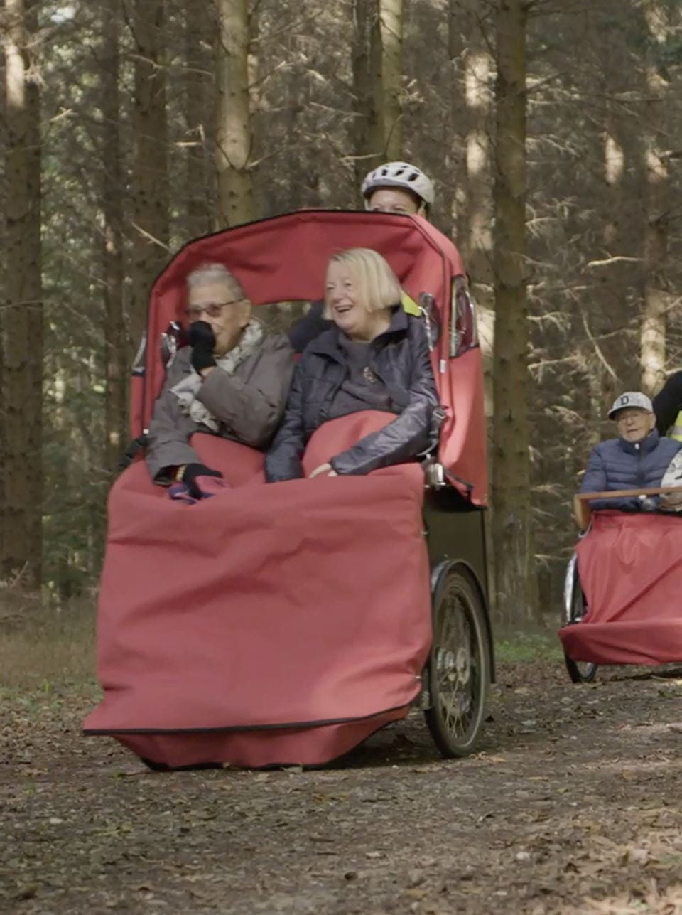 Ældre på cykeltur i skov