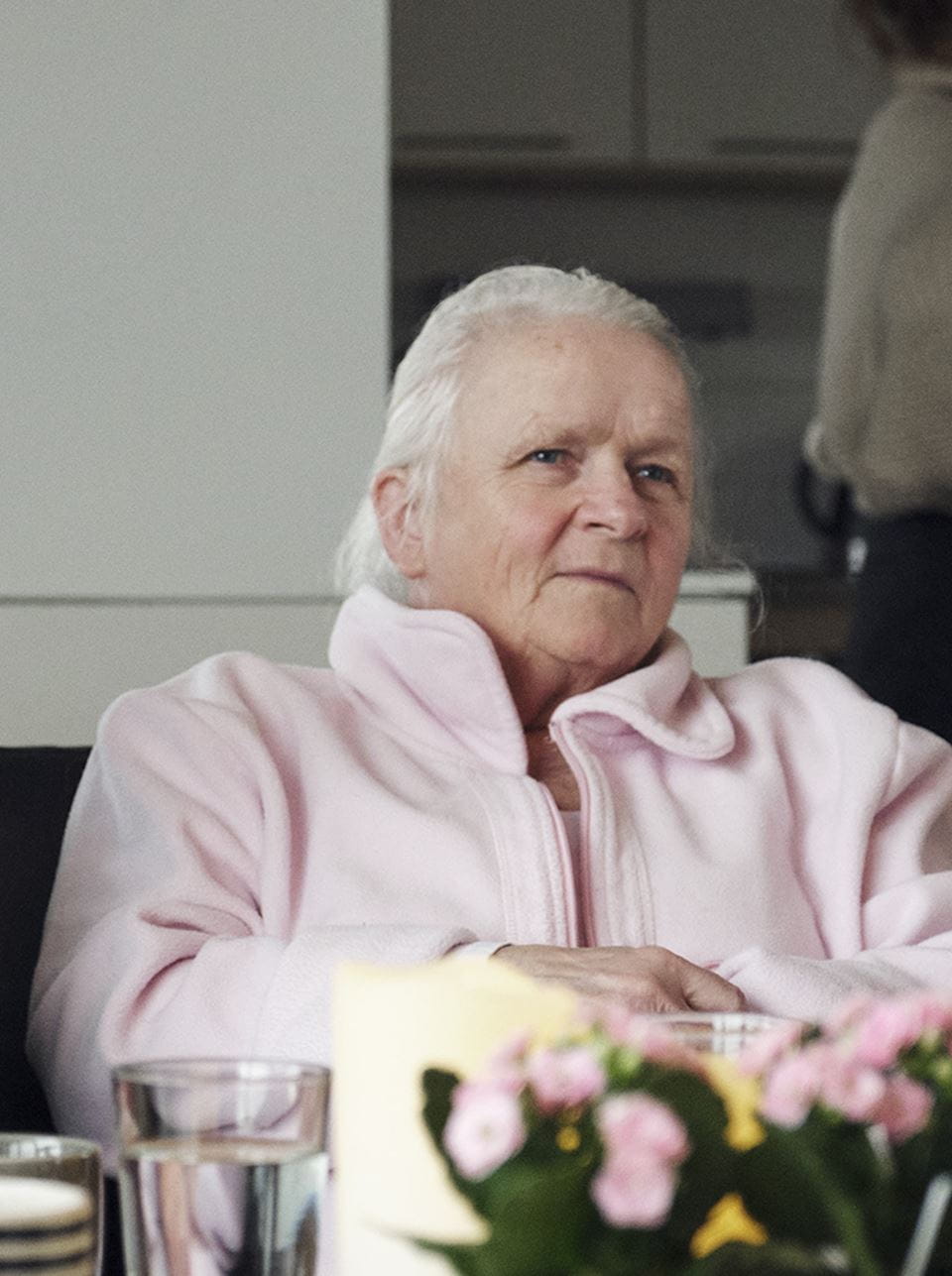 Pårørende sammen med ældre i sofa