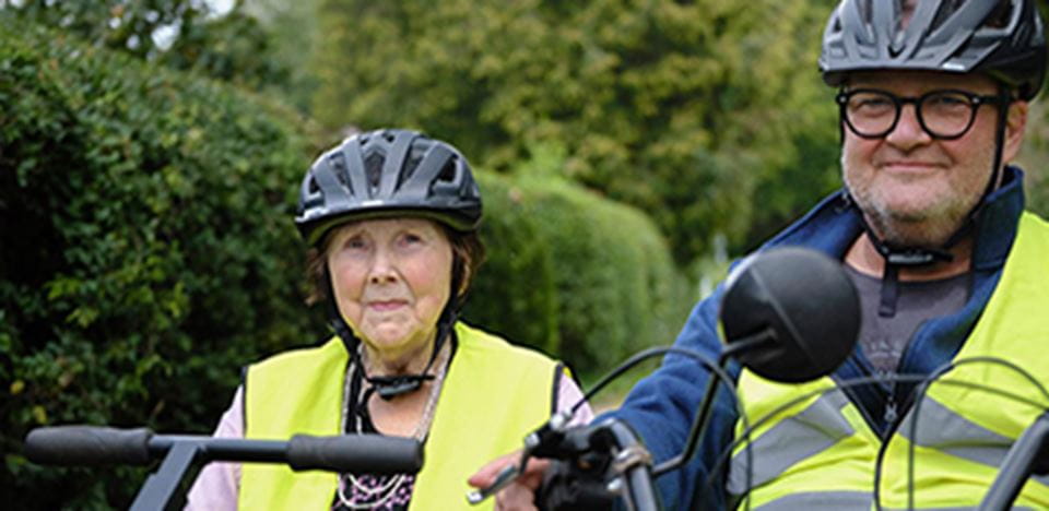 Ældre kvinde på samcykel med mand
