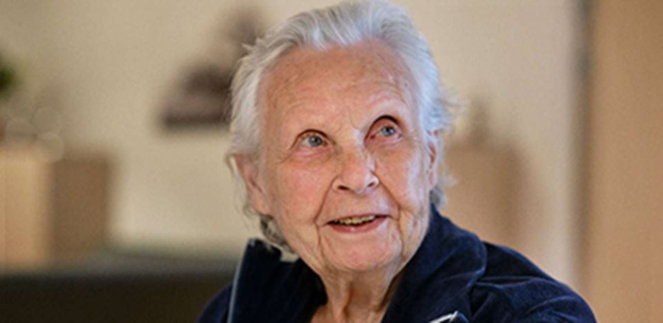 Ældre dame smiler