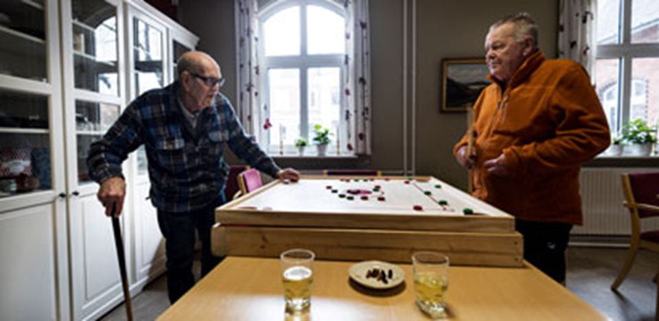to mænd spiller et spil