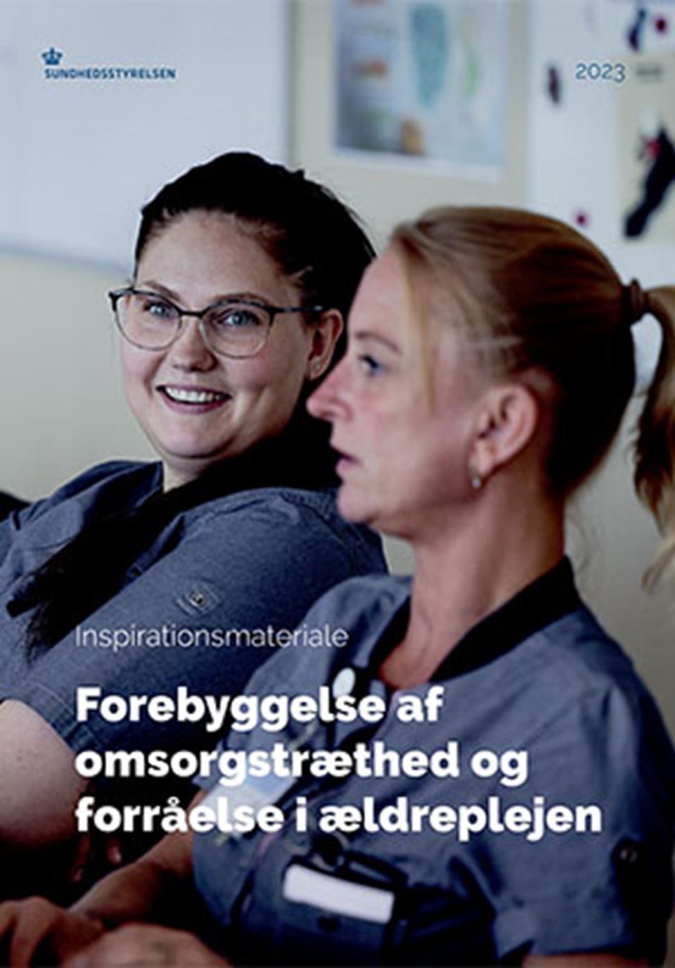 To hjælpere taler sammen
