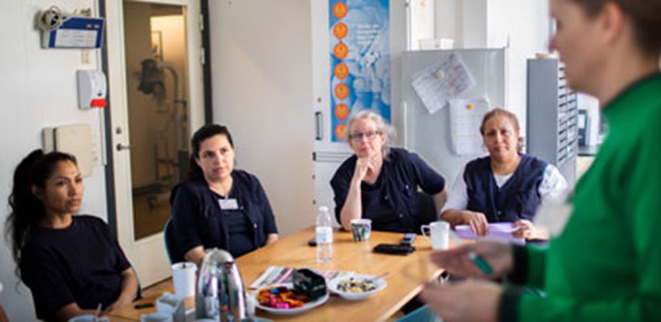 personer samlet om bord til undervisning