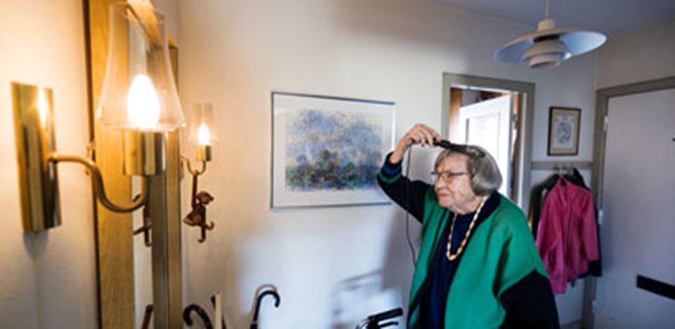 Ældre dame reder hår