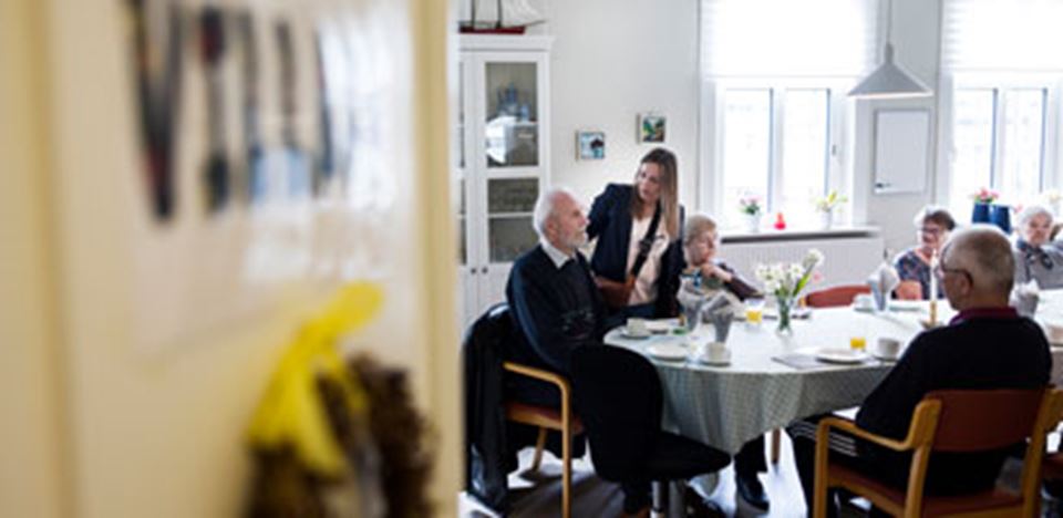 fire mennesker sidder om et bord